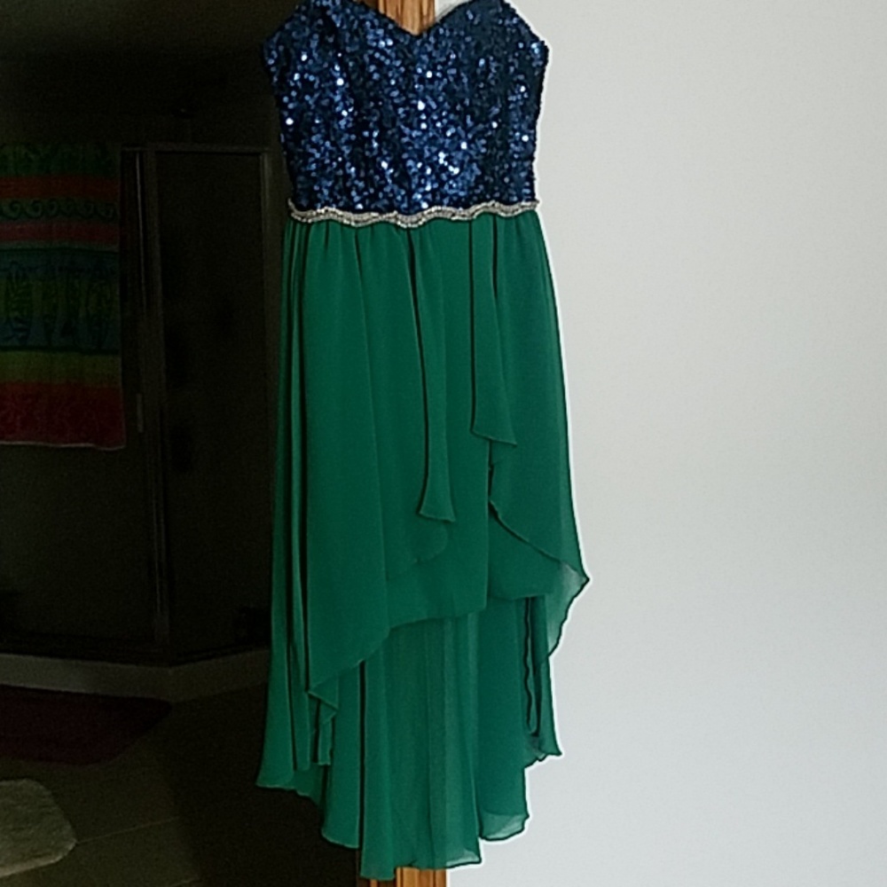 Jodi Kristopher. Navy sequences, green.